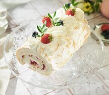 Меренговый рулет с клубникой 
