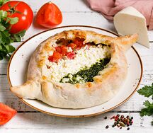 Аджарская лодочка с томатами, грузинской страчателлой и соусом Кинзмари