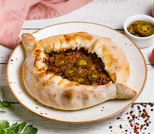 Аджарская лодочка с мраморной говядиной, луком и перцем халапеньо