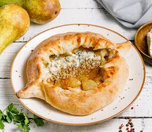 Аджарская лодочка с грушей, дорблю и грецким орехом