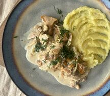 Цыплёнок с лисичками и картофельным пюре 