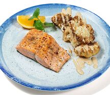 Стейк из лосося с жареной цветной капустой и кунжутным соусом