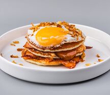 Панкейки с беконом и сыром