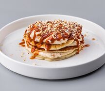 Панкейки с арахисом и карамелью