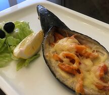 Скумбрия запеченная с овощами