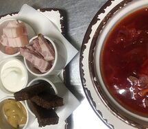 Борщ с говядиной, с салом и гренками