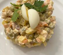 Оливье с копченой курицей