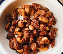 Орешки в копченой карамели