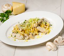 Феттуччине с грибами и куриным филе