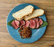 Маринованный ростбиф с луком