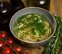 Куриный бульон с лапшой
