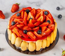 Торт Крем-чиз клубника, полностью украшен клубникой