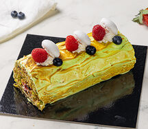 Меренговый рулет с ягодами и фисташками