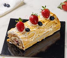 Меренговый рулет с ягодами и миндалём