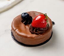 Пирожное чизкейк Нью-Йорк с шоколадом, ягодами клубники и голубики