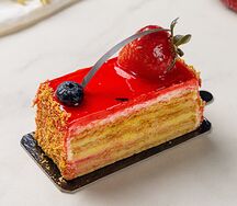 Пирожное Наполеон с клубникой