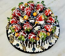 Торт праздничный с ягодами