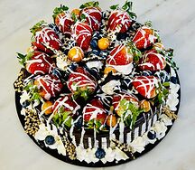 Торт праздничный с ягодами