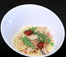 Паста с куриным филе и овощами
