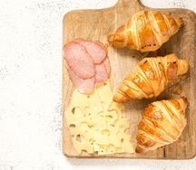 Круассан с ветчиной и сыром