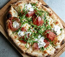 Пицца с пармской ветчиной и страчателлой