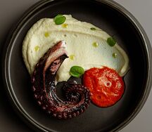 Осьминог с пюре из сельдерея