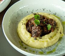 Щёчки говяжьи с пюре из картофеля