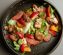 Салат с угрём, медово-горчичной заправкой и клубникой