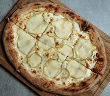 Пицца с грушей и сыром горгонзола