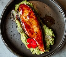 Филе лосося на подушке из гуакамоле