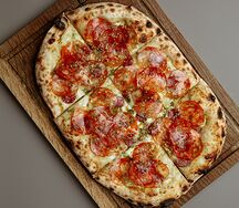 Пицца с колбасой чоризо и охотничьими колбасками