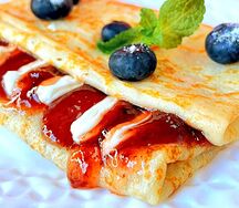 Блин с вареньем из чёрной смородины