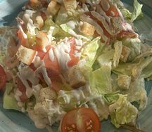Салат Цезарь с красной рыбой