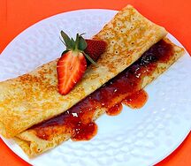 Блин с клубничным вареньем