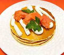 Оладушки с красной рыбой и творожным кремом