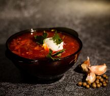 Борщ со сметаной и зеленью