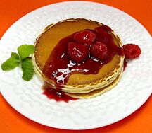 Оладушки с малиновым топпингом