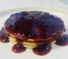 Оладушки с вареньем из чёрной смородины