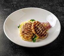 Котлеты из щуки с картофельным пюре и маринованным редисом