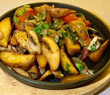 Сковородка с грибами и картофельными дольками