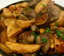 Мясная сковородка с говядиной и картофельными дольками