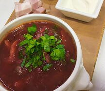 Борщ с говядиной, беконом, ржаной булочкой, сметаной