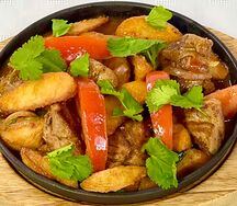 Мясная сковородка со свининой и картофельными дольками