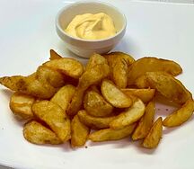 Картофельные дольки с кетчупом