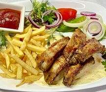 Шашлык из свиных рёбер с картофелем фри и кетчупом