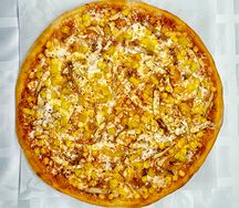 Пицца с курицей, ананасами и кукурузой