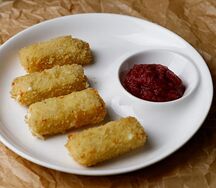 Сырные палочки с ягодным конфитюром