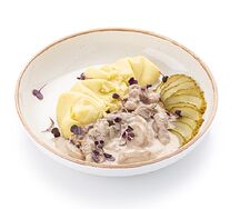 Бефстроганов с грибами и картофельным пюре