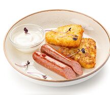 Хашбраун с говяжьими колбасками