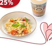 Скрэмбл с беконом, пармезаном и томатами и капучино